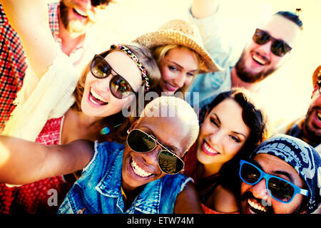 Diverse persone Beach Estate divertimento amici Selfie Concept