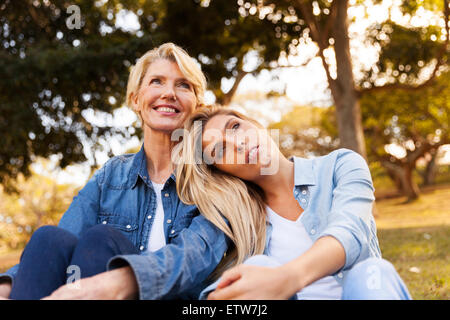 Tranquillo giovane figlia e metà età madre fantasticando Foto Stock