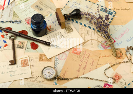Pagina intera immagine di un vecchio lettere e oggetti nostalgico Foto Stock