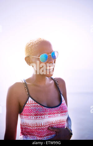 Donna africana Lady estate spiaggia concetto sorridente Foto Stock