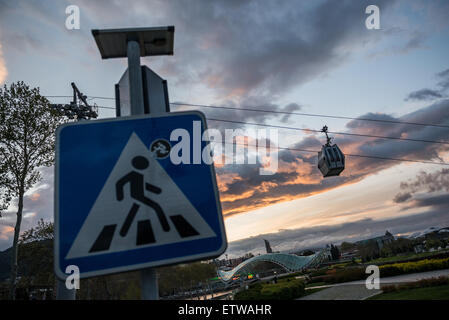 Linea tramviaria passando sulla parte vecchia di Tbilisi, capitale della Georgia. Ponte di Pace visto sullo sfondo Foto Stock