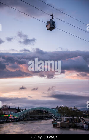 Linea tramviaria passando sulla parte vecchia di Tbilisi, capitale della Georgia. Ponte di Pace visto sullo sfondo Foto Stock