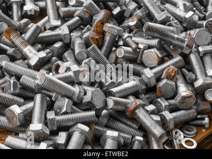 Lo sfondo da metallo dadi, rondelle, viti, primo piano Foto Stock