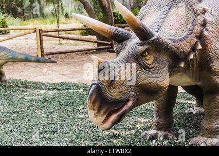 Antico dinosauro estinto su uno sfondo di piante Foto Stock