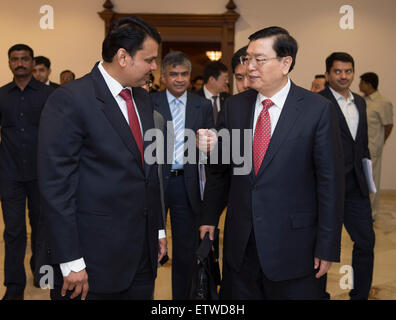 New Delhi, India. 14 Giugno, 2015. Zhang Dejiang (R), presidente del comitato permanente per la Cina del congresso nazionale del popolo, si incontra con Devendra Fadnavis, Chief Minister di nello Stato di Maharashtra, in Mumbai, India, 14 giugno 2015. © Xie Huanchi/Xinhua/Alamy Live News Foto Stock