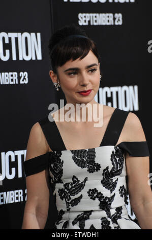 LOS ANGELES, CA - 15 settembre 2011: Lily Collins alla premiere mondiale del suo nuovo film "rapimento" a Grauman's Chinese Theater di Hollywood. Foto Stock