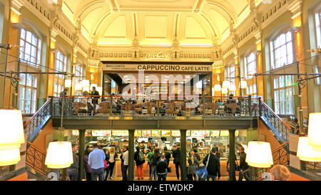 Mac Cafe nella stazione ferroviaria occidentale Budapest Ungheria Foto Stock