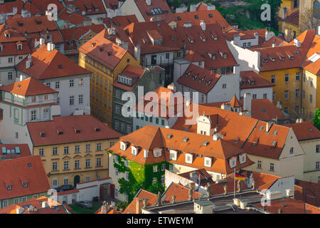 Tetti di Praga, vista al tramonto dei tetti di colore arancione del quartiere storico di Mala Strana di Praga, Repubblica Ceca. Foto Stock