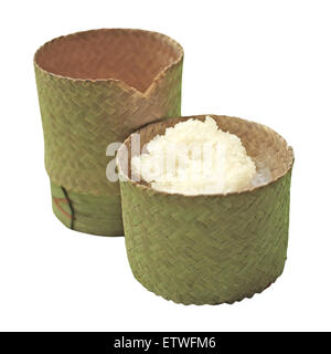 Thai riso appiccicoso in un bambù scatola di legno isolato su sfondo bianco Foto Stock