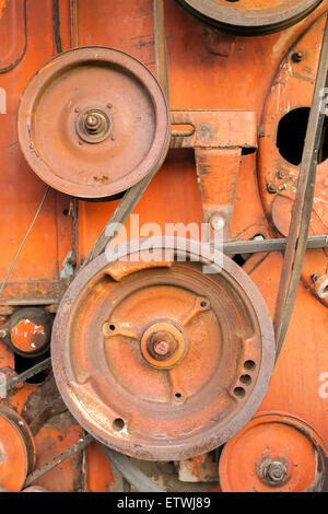 Close-up di rusty ruote dentate e ingranaggi di un URSS in disuso sovietica trebbiatrice mietitrebbia Foto Stock