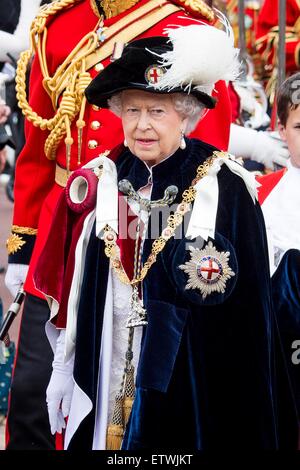 Windsor, Regno Unito. Il 15 giugno, 2015. Queen Elizabeth II assiste l'Ordine della Giarrettiera in servizio alla cappella di San Giorgio al Castello di Windsor a giugno 15, 2015 a Windsor, in Inghilterra. Foto: Patrick van Katwijk/ point de vue fuori - nessun filo SERVICE -/dpa/Alamy Live News Foto Stock