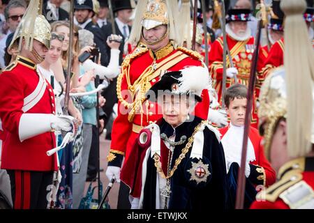 Windsor, Regno Unito. Il 15 giugno, 2015. Queen Elizabeth II assiste l'Ordine della Giarrettiera in servizio alla cappella di San Giorgio al Castello di Windsor a giugno 15, 2015 a Windsor, in Inghilterra. Foto: Patrick van Katwijk/ point de vue fuori - nessun filo SERVICE -/dpa/Alamy Live News Foto Stock