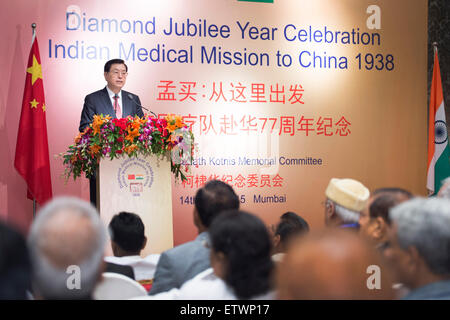 New Delhi, India. 14 Giugno, 2015. Zhang Dejiang, presidente del comitato permanente per la Cina del congresso nazionale del popolo, risolve una mostra fotografica su Dr. Dwarkanath Kotnis in Mumbai, India, 14 giugno 2015. © Xie Huanchi/Xinhua/Alamy Live News Foto Stock