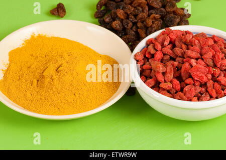 Presentazione di goji bacche, mirtilli e curcumina Foto Stock