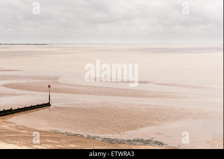 Avvicinando la bassa marea a Dovercourt Bay con espone banchi di sabbia e increspata patterns in contrasto con orizzonte fino al mare Foto Stock