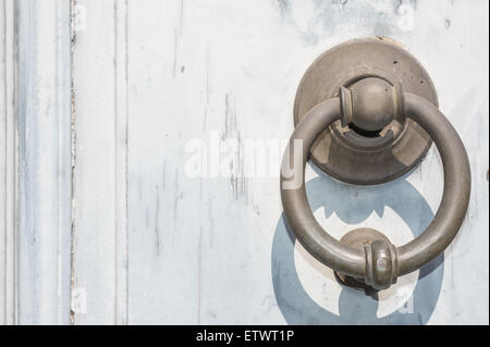Vecchia porta di legno con anello battenti, di ottone Foto Stock