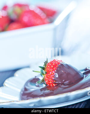 Fragole al cioccolato sulla piastra Foto Stock