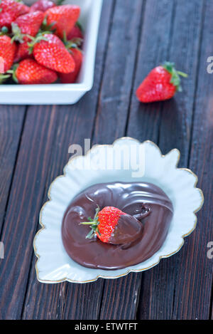 Fragole al cioccolato sulla piastra Foto Stock