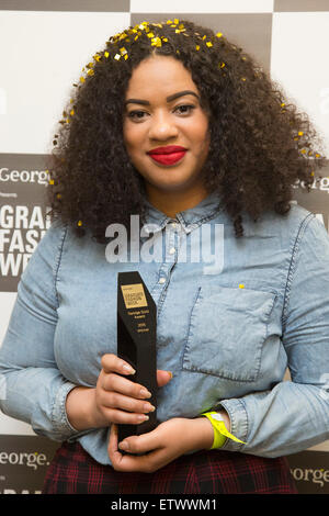 Hannah Wallace, 24, da Manchester School of Art, vincitore del George Gold Award. Graduate Fashion Week 2015 si conclude con il Gala Awards mostrano presso la Old Truman Brewery, Londra. Foto Stock