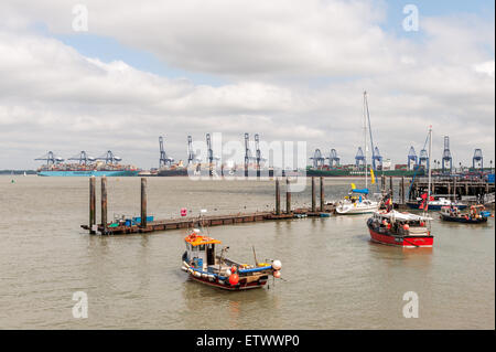 Il vecchio Ha'penny pier halfpenny Harwich porta con il porto di Felixstowe in background Foto Stock