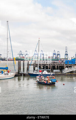 Il vecchio Ha'penny pier halfpenny Harwich porta con il porto di Felixstowe in background Foto Stock