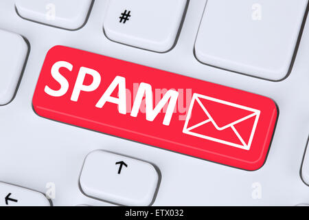 Invio di posta spam E-Mail via internet sulla tastiera del computer con il simbolo a lettera Foto Stock