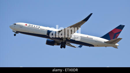 Delta Air Lines Boeing 767 N172DZ in partenza dall'aeroporto di Heathrow LHR Foto Stock