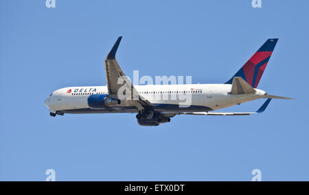 Delta Air Lines Boeing 767 N172DZ in partenza dall'aeroporto di Heathrow LHR Foto Stock