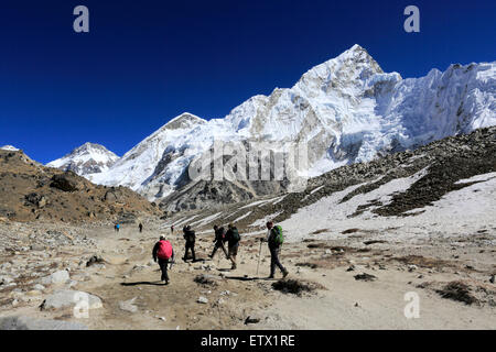 Trekking a piedi lungo il Lobuche Pass, campo base Everest trek, Sito Patrimonio Mondiale dell'UNESCO, il Parco Nazionale di Sagarmatha, Foto Stock