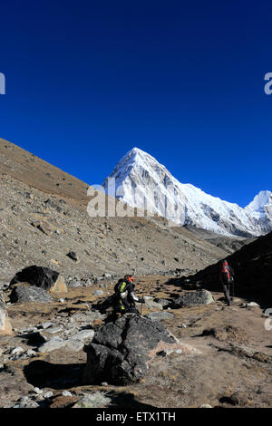 Trekking a piedi lungo il Lobuche Pass, campo base Everest trek, Sito Patrimonio Mondiale dell'UNESCO, il Parco Nazionale di Sagarmatha, Foto Stock