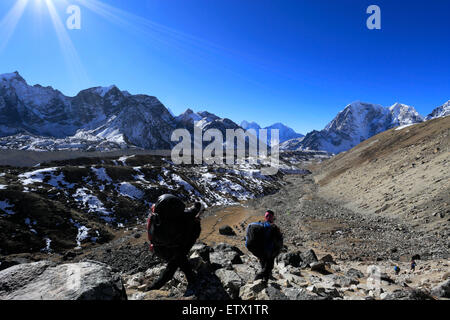 Trekking a piedi lungo il Lobuche Pass, campo base Everest trek, Sito Patrimonio Mondiale dell'UNESCO, il Parco Nazionale di Sagarmatha, Foto Stock