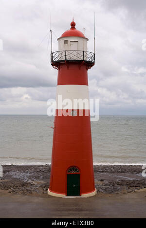 L'Europa, Paesi Bassi Zeeland, il faro Noorderhoofd al Westkap in Westkapelle sulla penisola di Walcheren. Europa, Nie Foto Stock