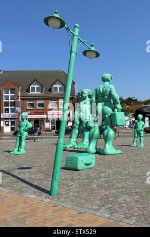 Westerland, Germania, figure giganti di viaggiatori nel vento sul piazzale della stazione a Sylt Foto Stock