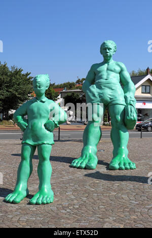 Westerland, Germania, figure giganti di viaggiatori nel vento sul piazzale della stazione a Sylt Foto Stock
