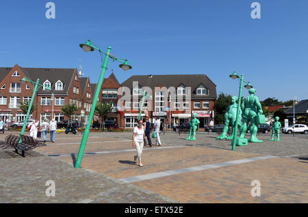 Westerland, Germania, figure giganti di viaggiatori nel vento sul piazzale della stazione a Sylt Foto Stock