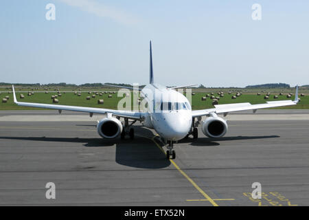 Tinnum, Germania, Embraer ERJ-195LR di Lufthansa sul piazzale dell'aeroporto Sylt Foto Stock