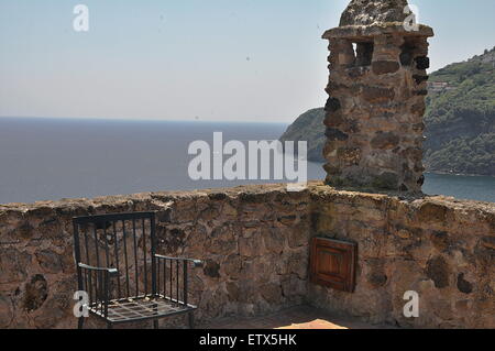 Castello Aragonese splendido pavimento e vecchia sedia da Ischia Foto Stock