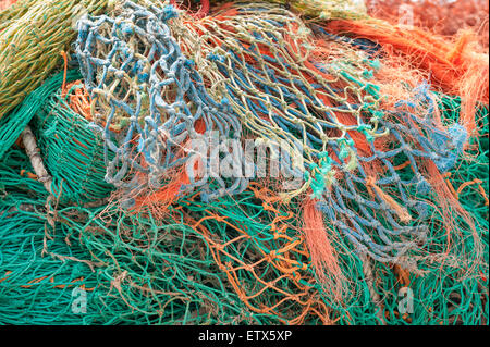 Massa di asciugare alterò la pesca con reti aventi maglie di dimensioni diverse di una miscela di vecchio e di nuovo una rete in nylon Foto Stock