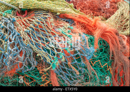 Massa di asciugare alterò la pesca con reti aventi maglie di dimensioni diverse di una miscela di vecchio e di nuovo una rete in nylon Foto Stock