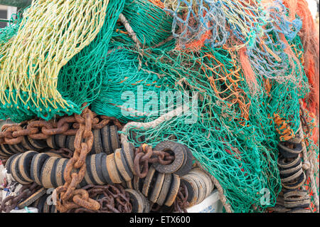 Massa di asciugare alterò la pesca con reti aventi maglie di dimensioni diverse di una miscela di vecchio e di nuovo una rete in nylon Foto Stock