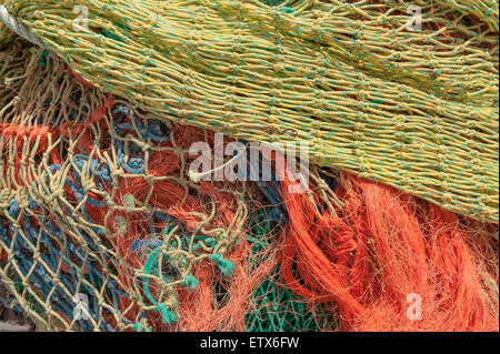 Massa di asciugare alterò la pesca con reti aventi maglie di dimensioni diverse di una miscela di vecchio e di nuovo una rete in nylon Foto Stock