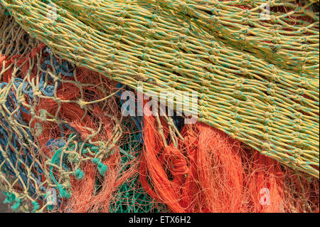 Massa di asciugare alterò la pesca con reti aventi maglie di dimensioni diverse di una miscela di vecchio e di nuovo una rete in nylon Foto Stock