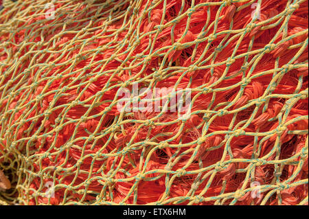 Massa di asciugare alterò la pesca con reti aventi maglie di dimensioni diverse di una miscela di vecchio e di nuovo una rete in nylon Foto Stock