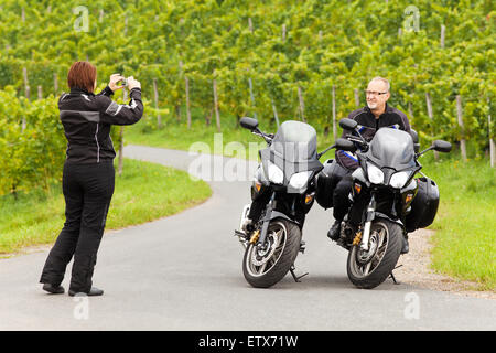 Motociclista prende le immagini del suo compagno Foto Stock