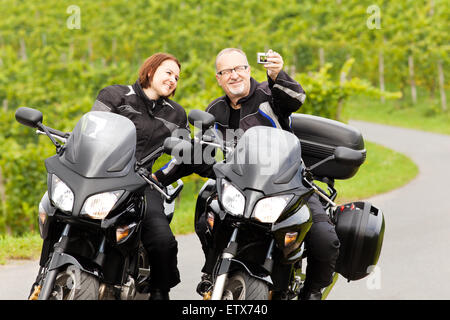Due motociclisti prendendo un Selfie Foto Stock