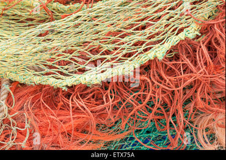 Massa di asciugare alterò la pesca con reti aventi maglie di dimensioni diverse di una miscela di vecchio e di nuovo una rete in nylon Foto Stock