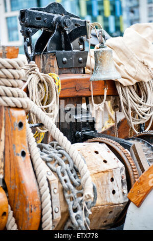 Funi marine e affronta sul Tall Ship. Foto Stock