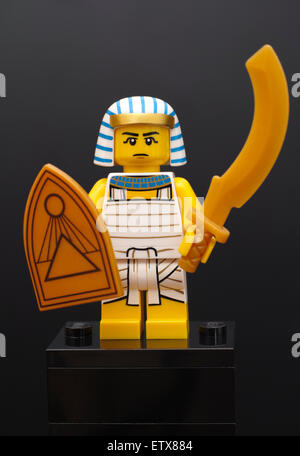 Tambov, Federazione Russa - Febbraio 09, 2015 Lego egiziano minifigure Guerriero con spada e scudo su sfondo nero. Foto Stock