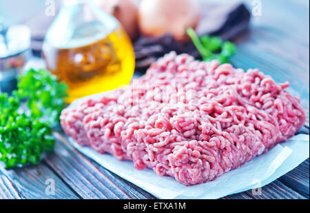 Materie carni macinate sul pannello di legno Foto Stock