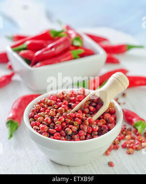 Il peperoncino in un recipiente e su un tavolo Foto Stock